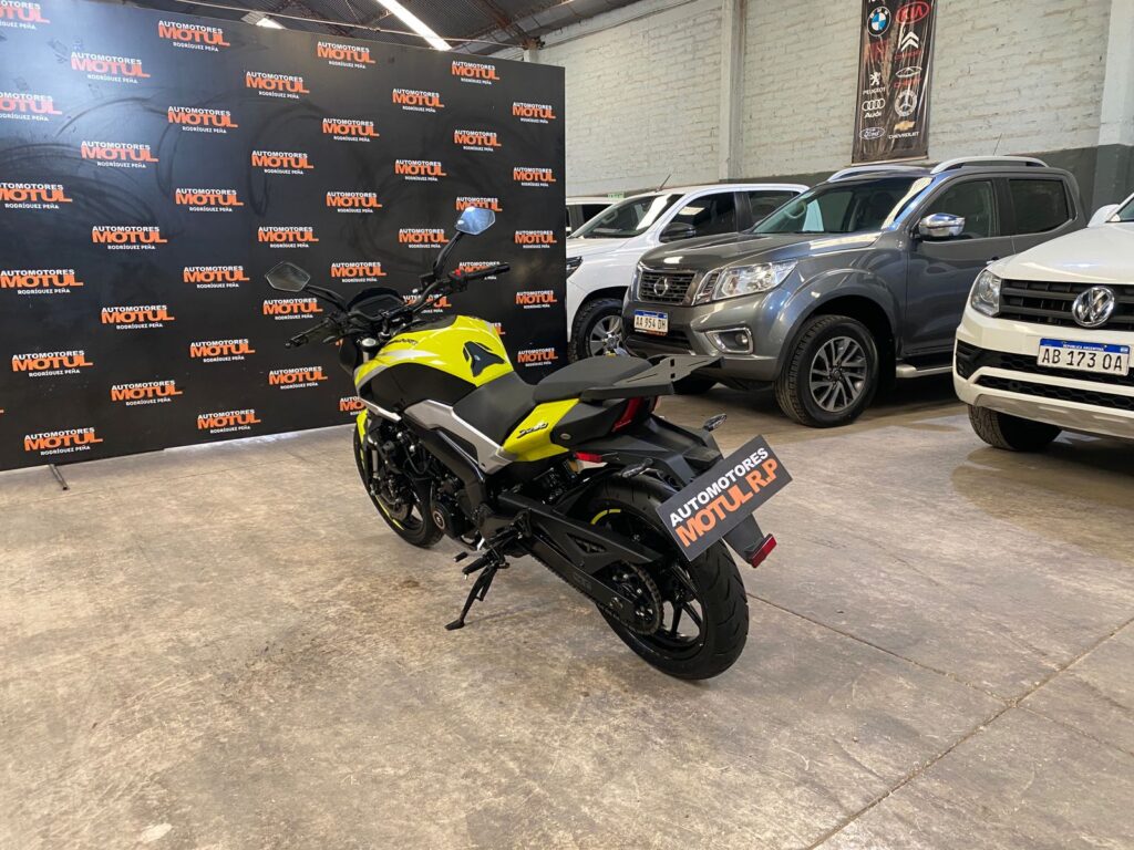 Bajaj Dominar RS 250 Nafta 2025