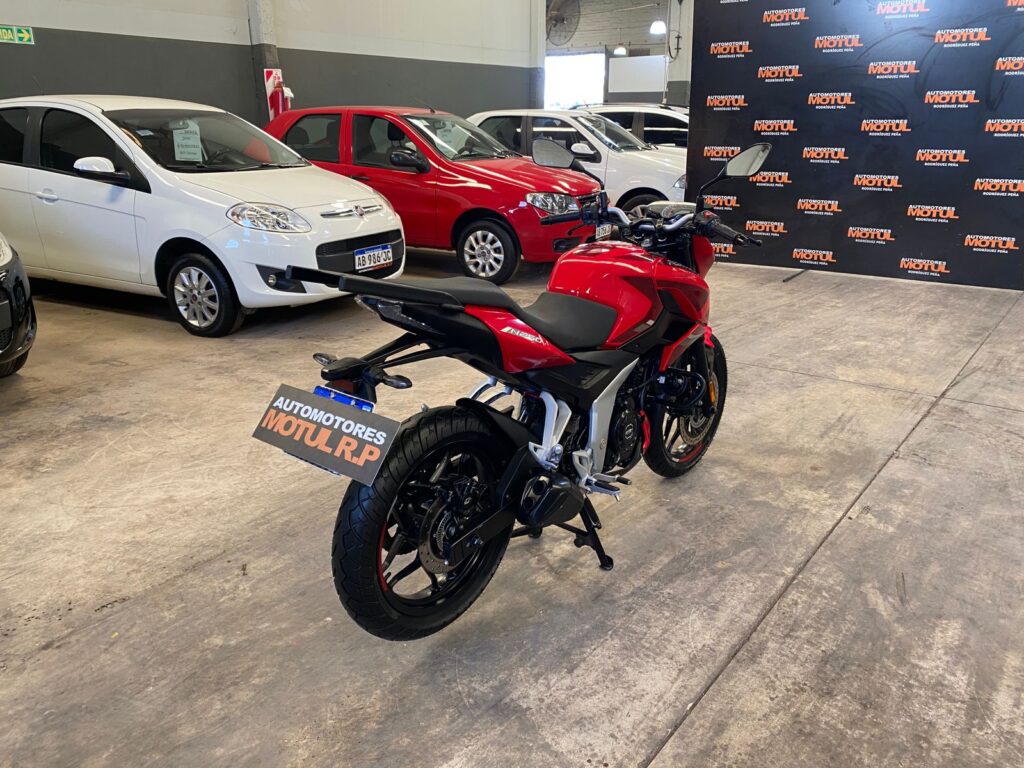 Bajaj Rouser N 250 Nafta 2025